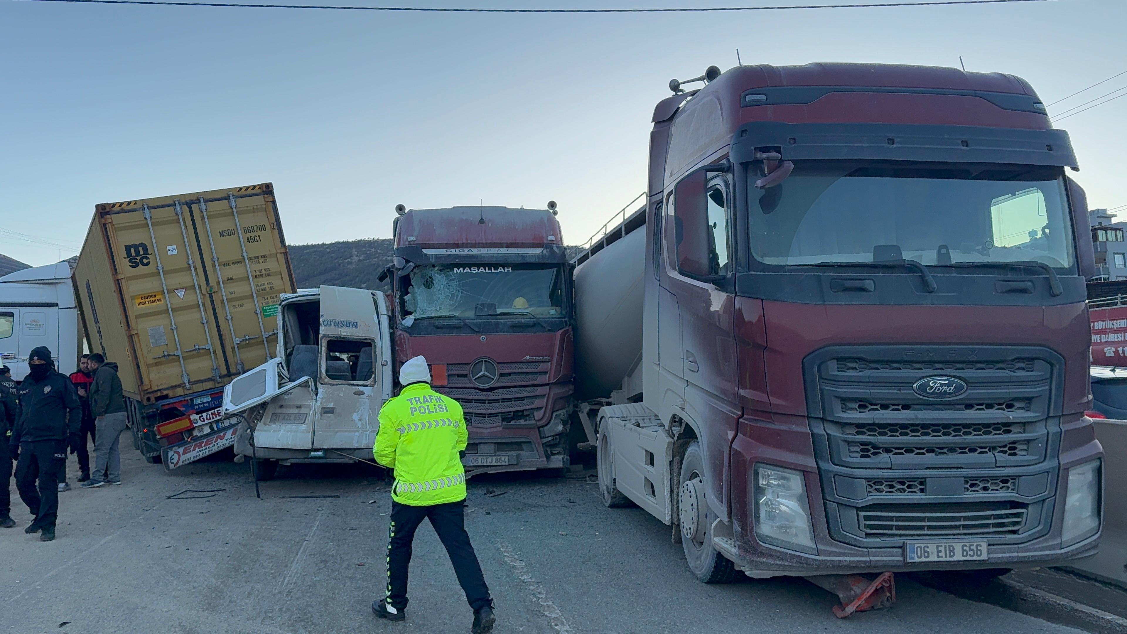 Hatay'da 11 Aracın Karıştığı Zincirleme Trafik Kazası