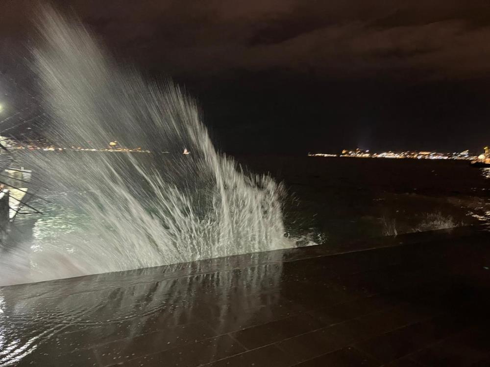 İstanbul'da Şiddetli Lodos Etkili Oluyor