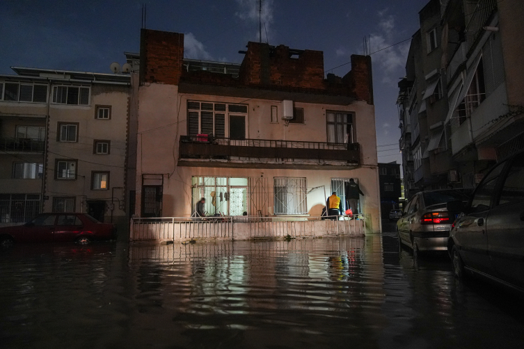 İzmir'de Yollar Göle Döndü1