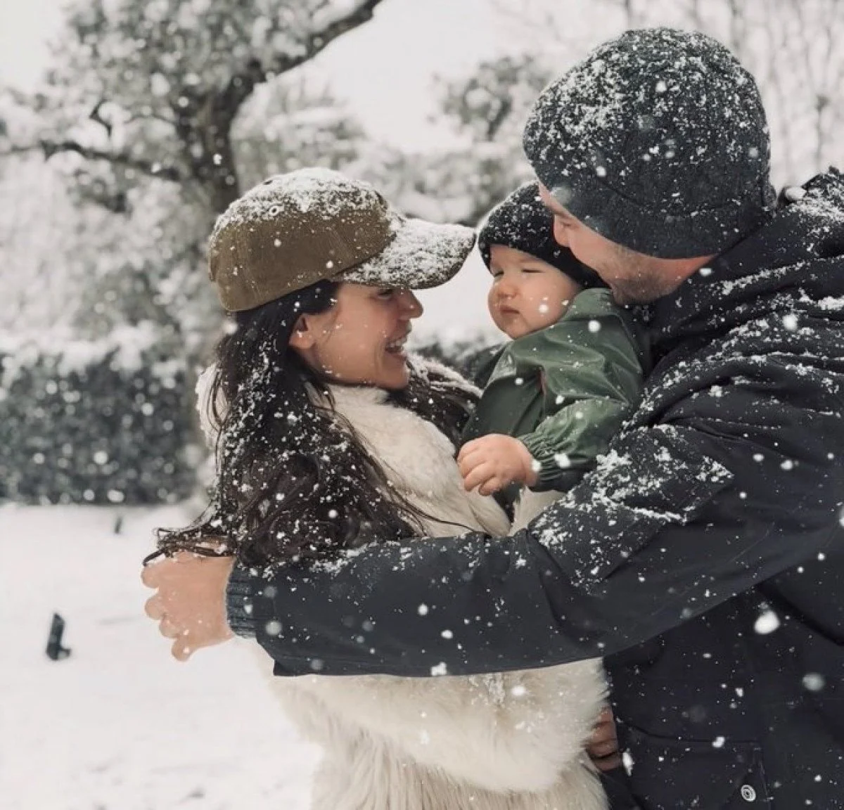Kaan Yıldırım Ve Pınar Deniz'den Karlı Aile Pozu