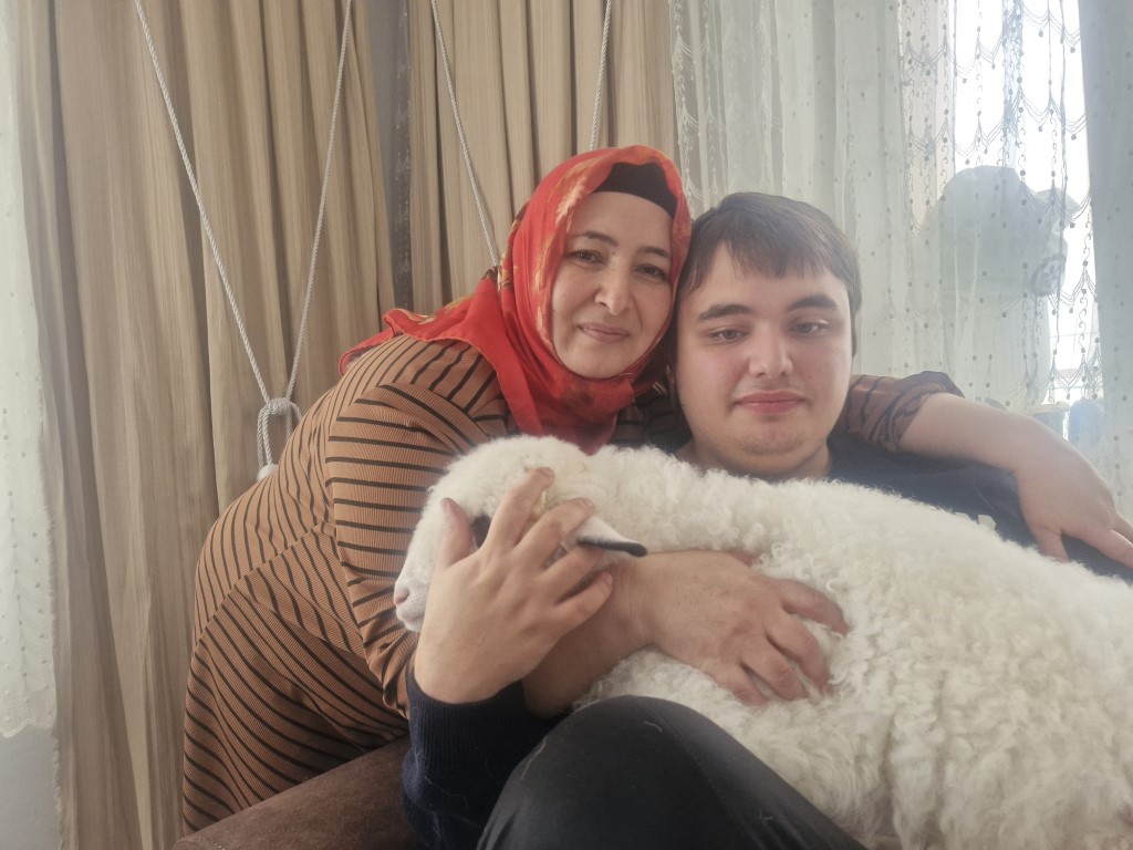 Kuzuya Bebek Gibi Bakıyor (2)