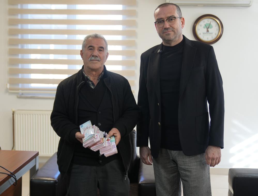 Para Poşetini Çöpe Attı, Bankada Hayatının Şokunu Yaşadı2