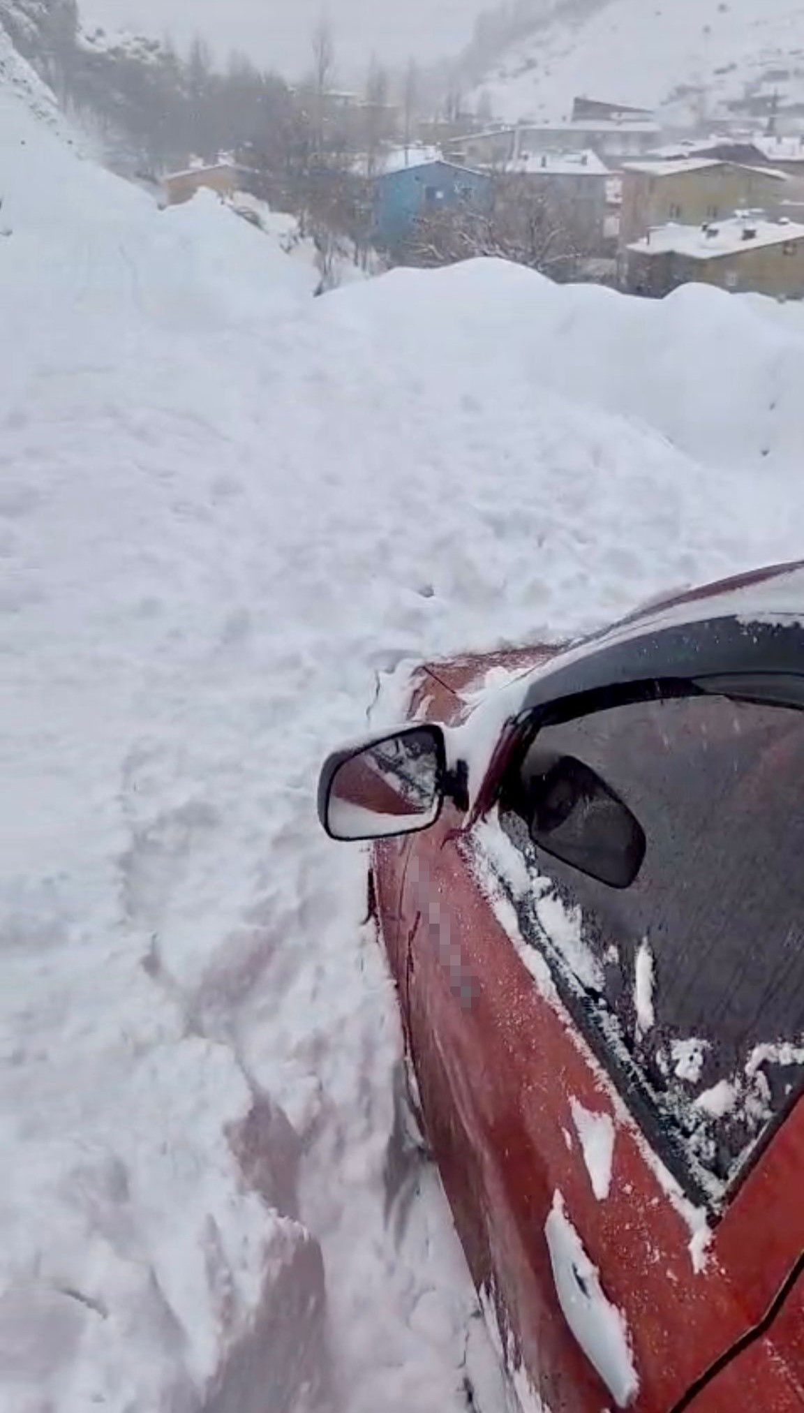 Van’da Yola Çığ Düştü Sürücü Son Anda Kurtuldu1