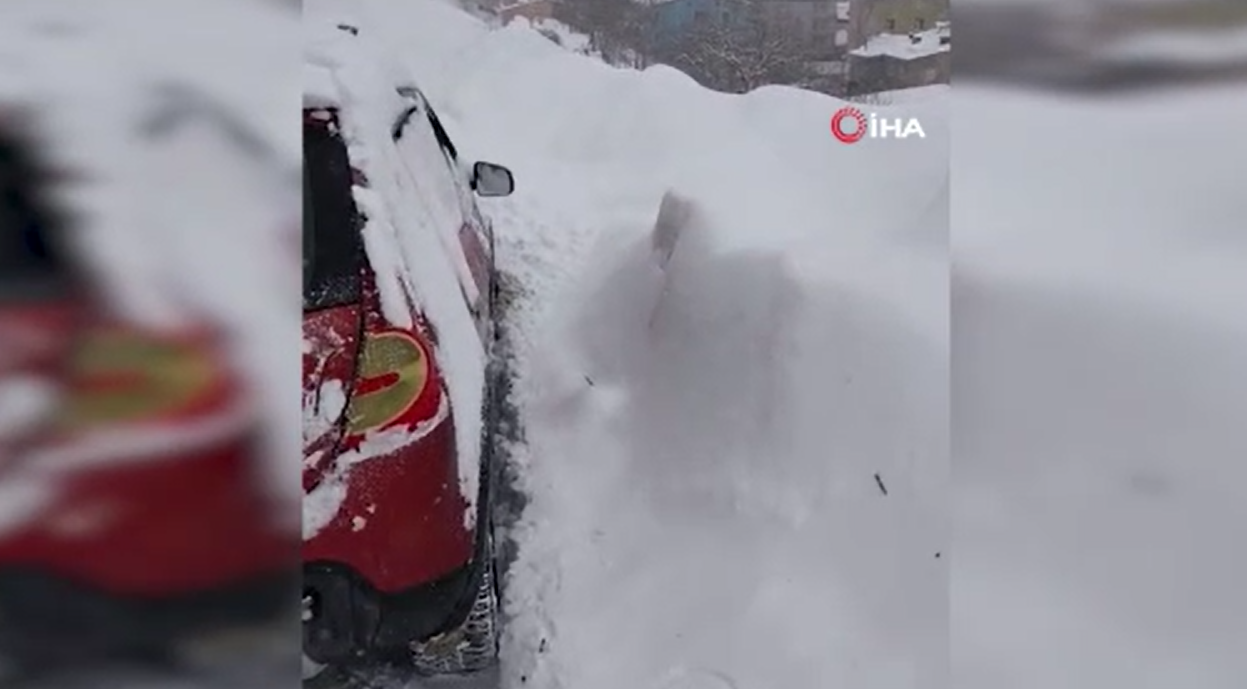 Van’da Yola Çığ Düştü Sürücü Son Anda Kurtuldu2