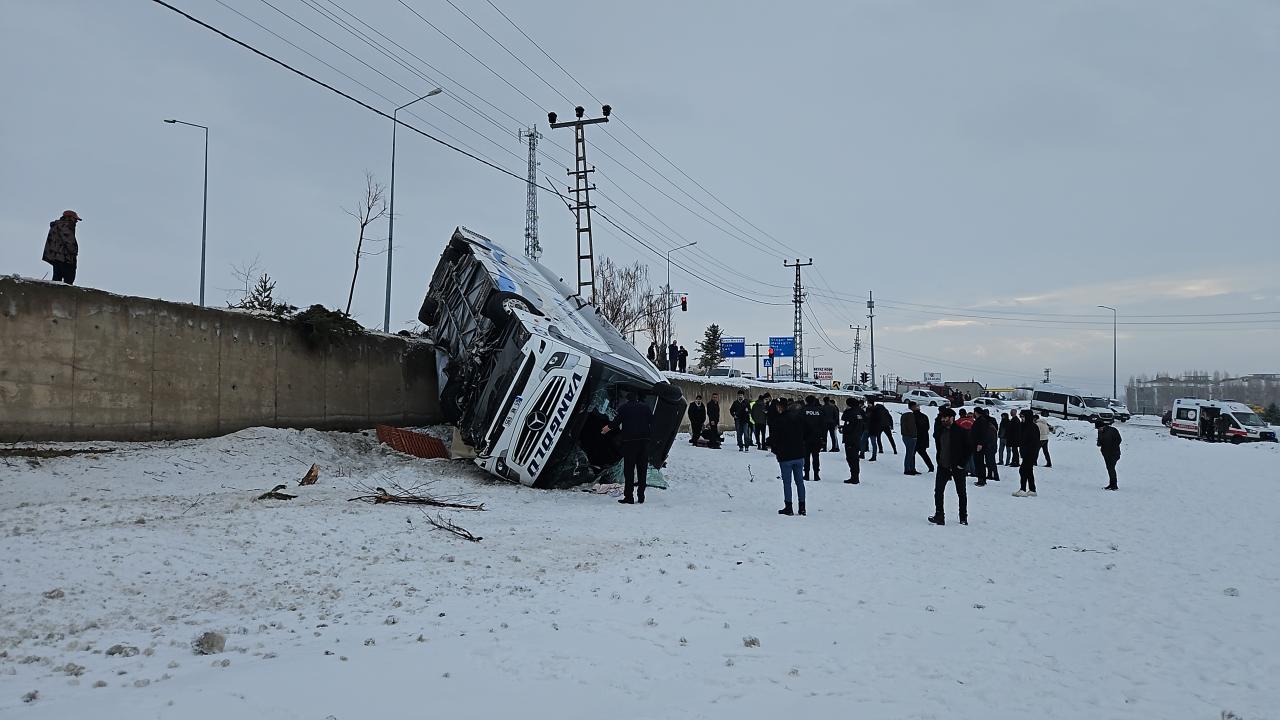 Ağrı'da Yolcu Otobüsü Devrildi 16 Kişi Yaralandı1