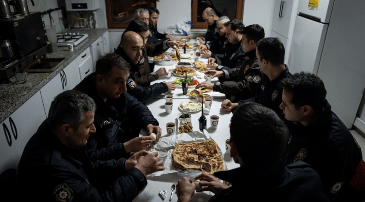 Ankara'da Polisler Ilk Sahurunu Mesai Başında Yaptı