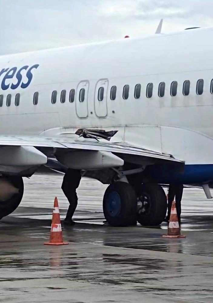 Antalya Havalimanı'nda Uçağın Tekerleği Koptu1