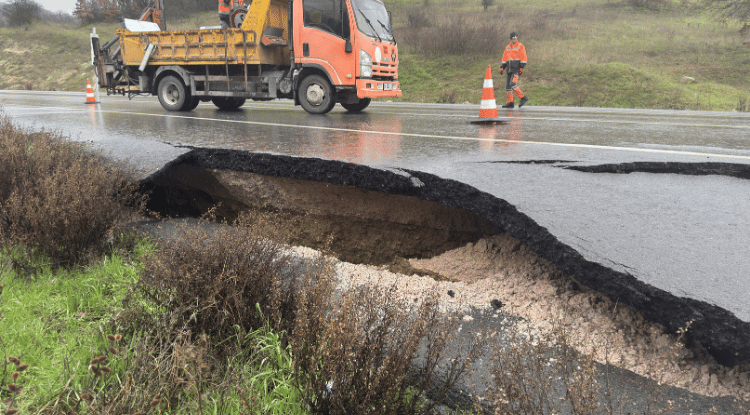 Balıkesir'de Kara Yolunda Yarıklar Oluştu1