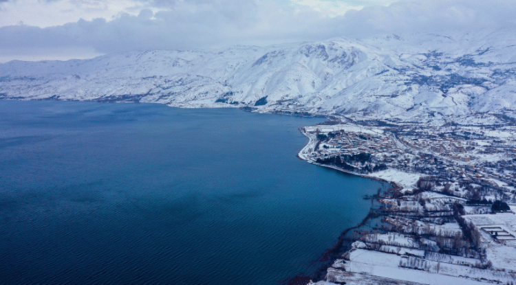 Çevresi Karla Kaplı Hazar Gölü Ziyaretçilerini Ağırlıyor1