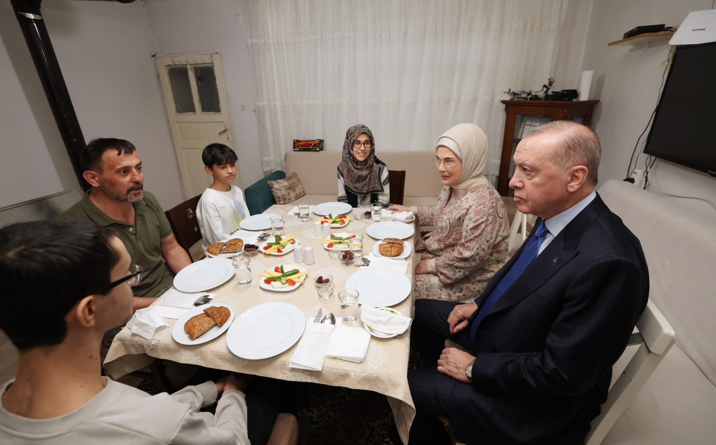 Cumhurbaşkanı Erdoğan, Kayacık Ailesi Ile Iftar Yaptı1
