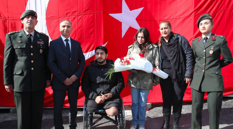 Depremzede Beliz Kendisine Parkasını Veren Albayla Buluştu