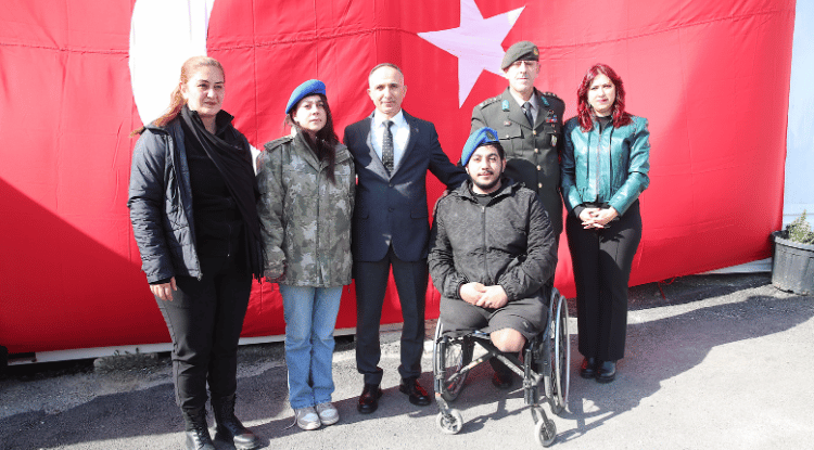 Depremzede Beliz Kendisine Parkasını Veren Albayla Buluştu1