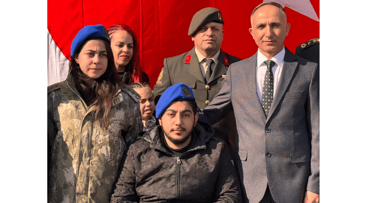 Depremzede Beliz Kendisine Parkasını Veren Albayla Buluştu2