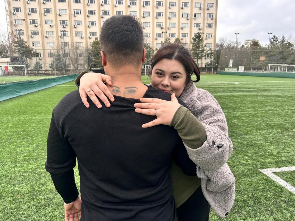 Eşine Halı Saha Izni Veren Kadına Pankartlı Teşekkür1