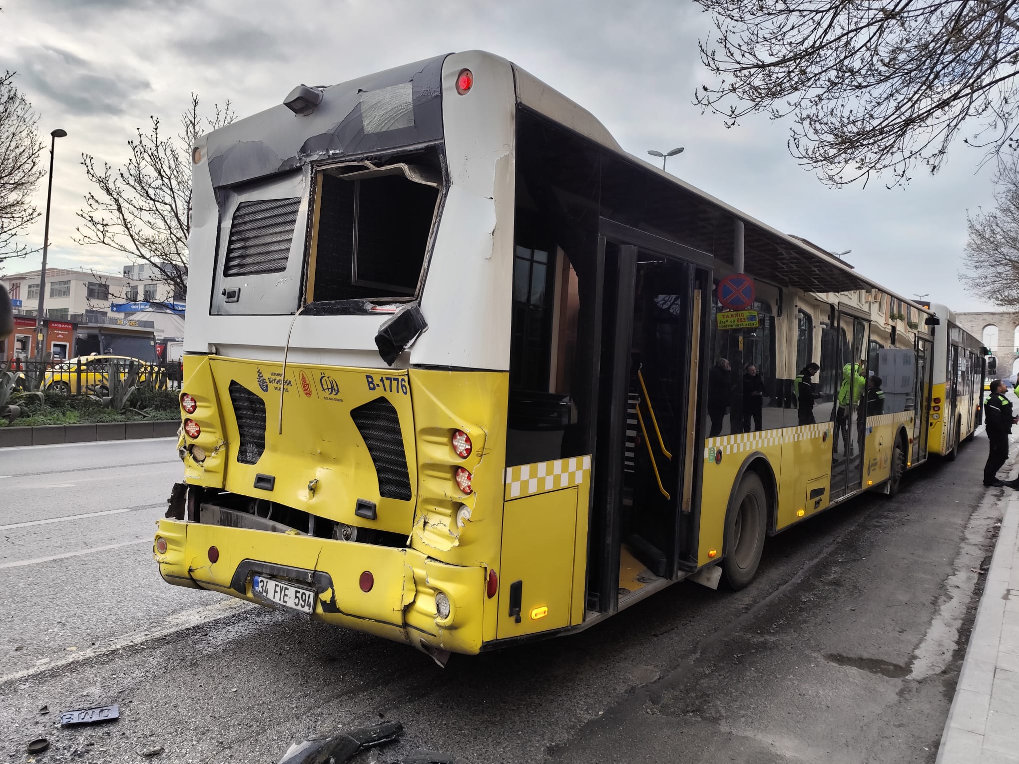 Fatih'te 3 İett Otobüsü Durağa Yanaşırken Kaza Yaptı1