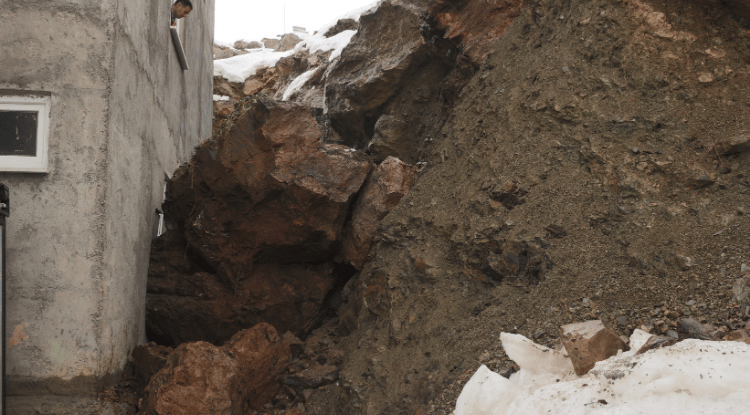 Hakkari'de Yamaçtan Kopan Kaya Parçası Evin Duvarını Deldi