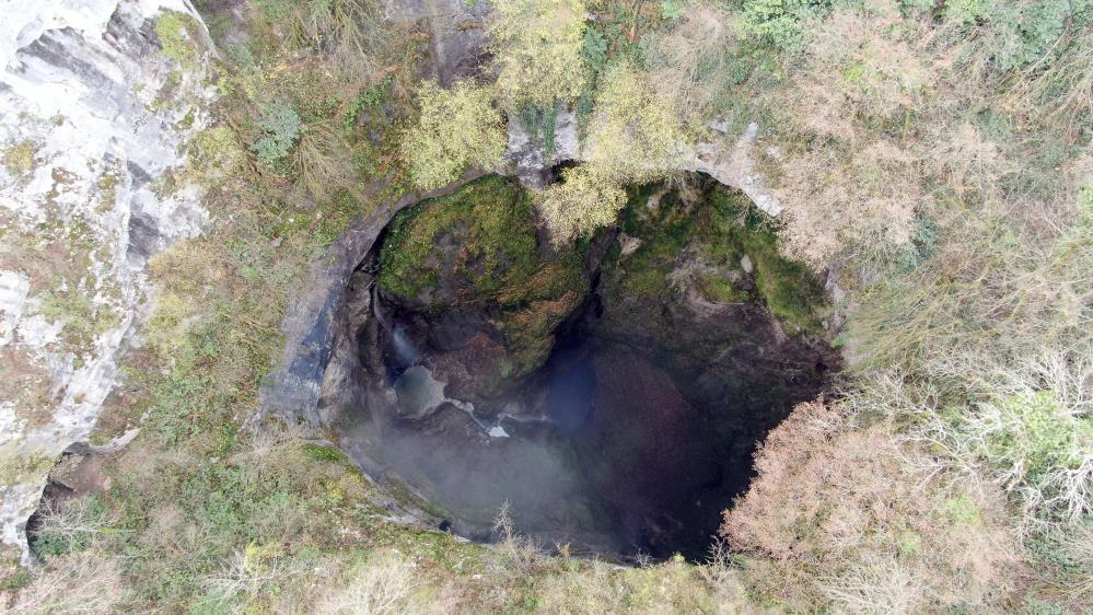 İçerisinde Şelale Akan Dağlı Kuylucu Mağarası Görenleri Büyülüyor