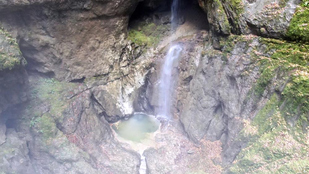 İçerisinde Şelale Akan Dağlı Kuylucu Mağarası Görenleri Büyülüyor3
