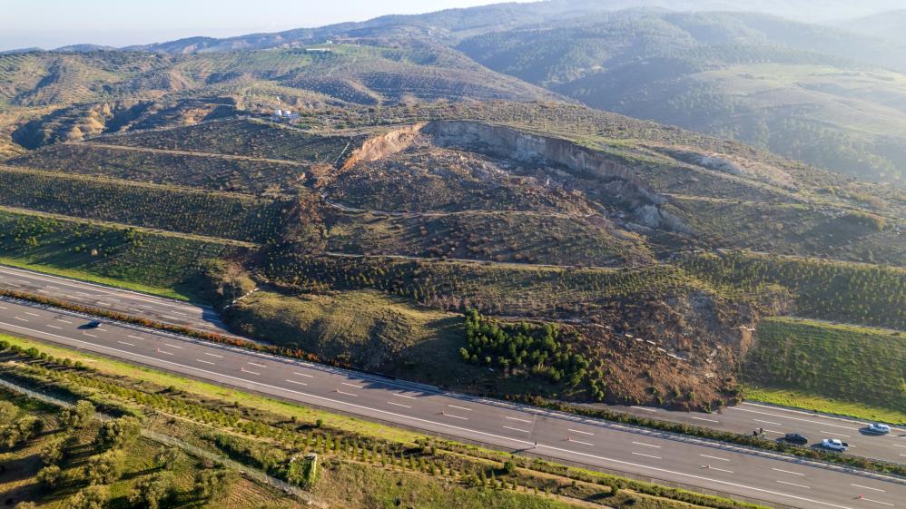 İstanbul İzmir Otoyolu’nda Heyelan! 3 Şerit Ulaşıma Kapandı