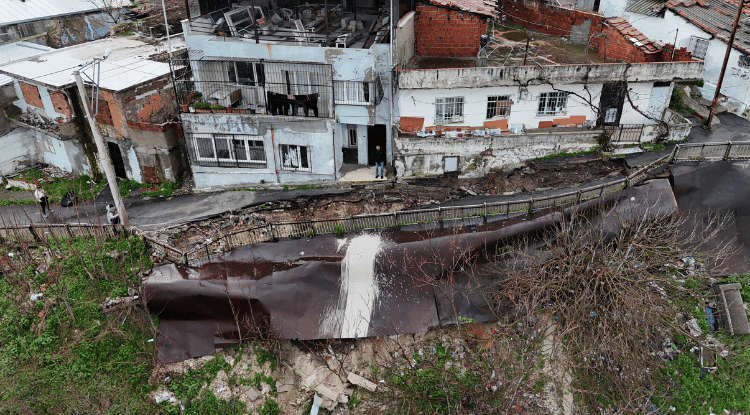 İzmir'de Sağanak Nedeniyle Yol Çöktü