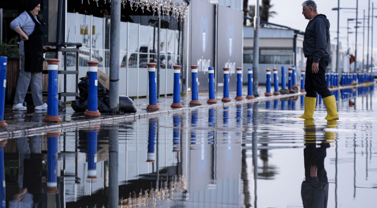 İzmir'de Sağanak Nedeniyle Yol Çöktü3