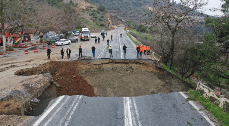 İzmir'de Şiddetli Yağış Nedeniyle Yol Çöktü1
