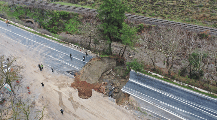 İzmir'de Şiddetli Yağış Nedeniyle Yol Çöktü2