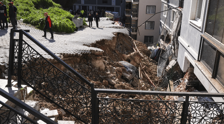 İzmir'de Yağış Sonrası Istinat Duvarı Çöktü2