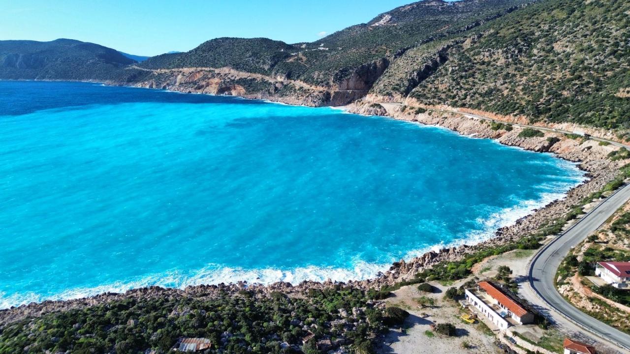 Kaputaş Plajı'nda Denizin Rengi Mavinin Farklı Tonlarına Dönüştü1