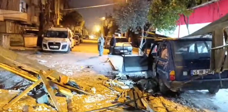 Manisa'da Minarenin Külahı Devrildi, Çatılar Uçtu, Ağaçlar Devrildi1