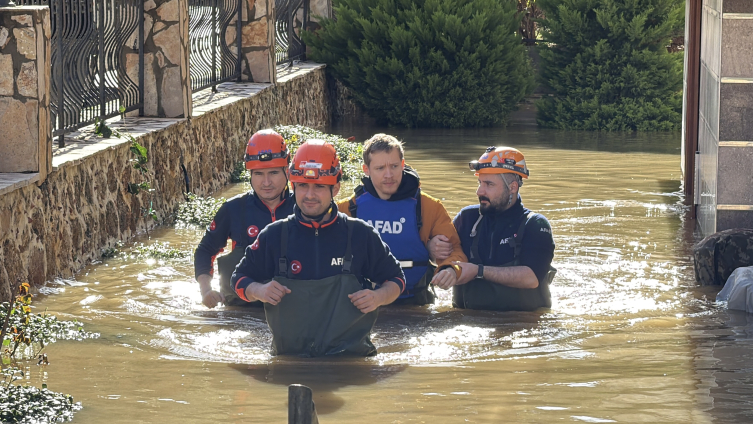 Su Baskısı Nedeniyle Dim Barajı'nın Çevresindeki Evler Boşaltıldı1