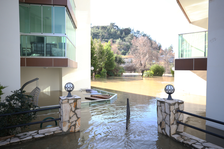Su Baskısı Nedeniyle Dim Barajı'nın Çevresindeki Evler Boşaltıldı2