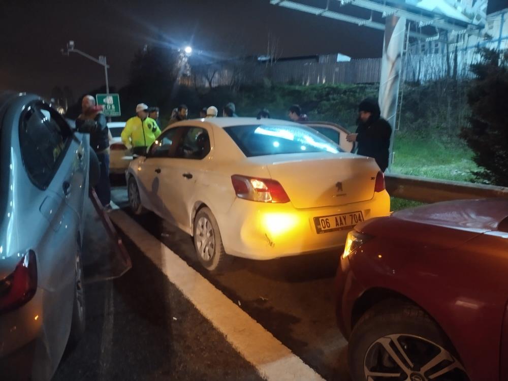 Tem Otoyolu’nda 8 Araçlı Zincirleme Kaza1