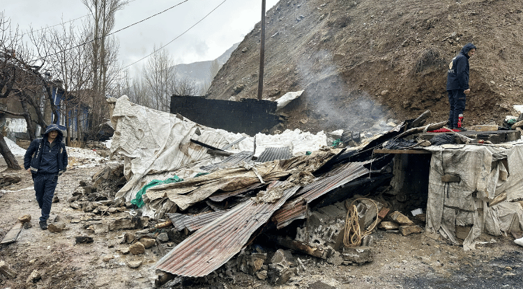 Van'da Toprak Kayması Sonucu Ev Çöktü Enkazda Kalan 2 Kişi Yaralandı1
