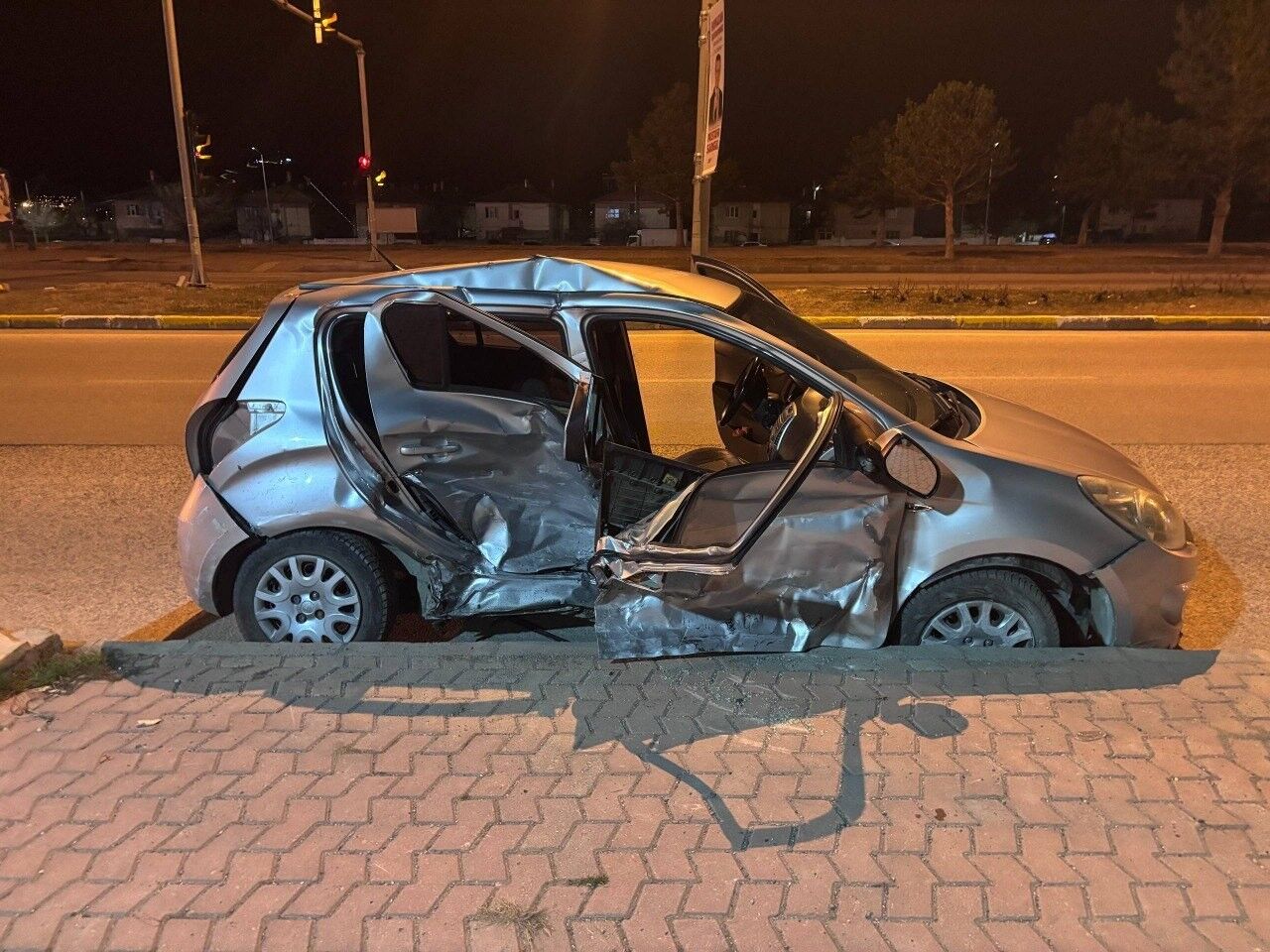 iki otomobil çarpıştı