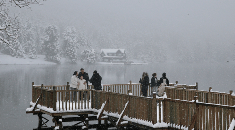 Abant Ve Gölcük'te Martta Yağan Kar Tatilcileri Sevindirdi