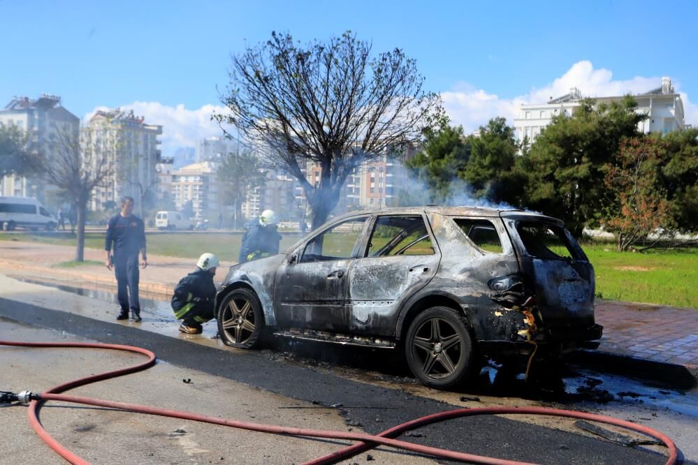 Alev Topuna Dönen Araçtan Kedisiyle Birlikte Son Anda Çıktı1