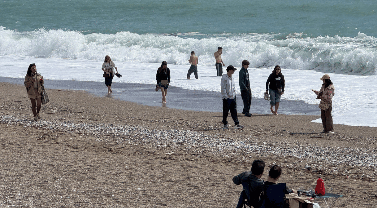 Antalya'da Güneşli Havayı Fırsat Bilenler Sahile Akın Etti1