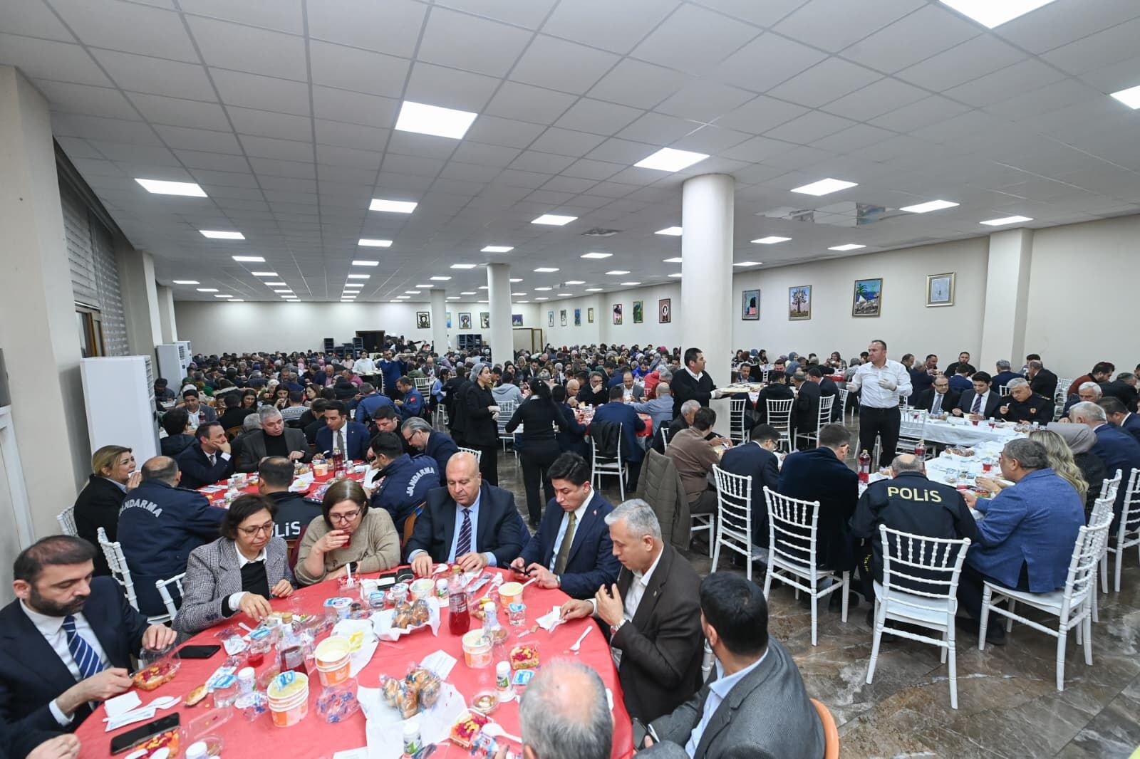 Bakan Ersoy Hemşehrileriyle Iftar Sofrasında Bir Araya Geldi1