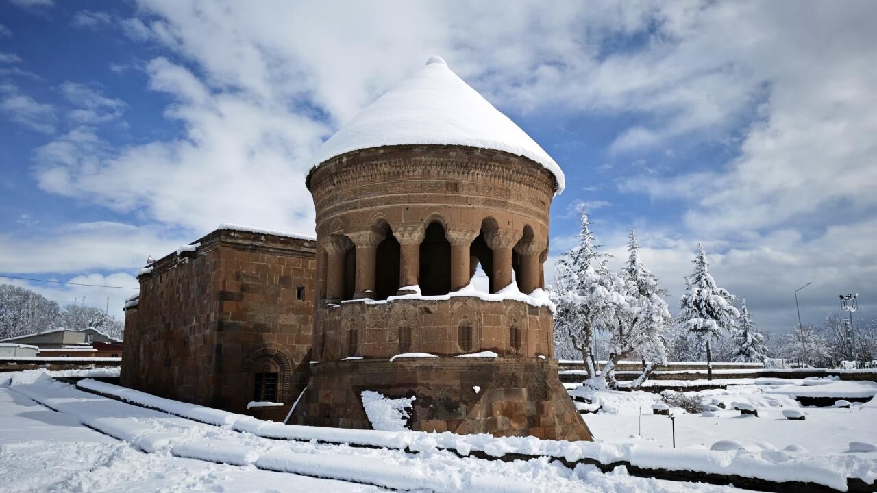 Bitlis'te tarihi yapılar karla kaplandı