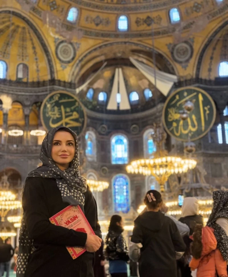 Esra Ezmeci'nin Başörtülü Pozları Gündem Oldu