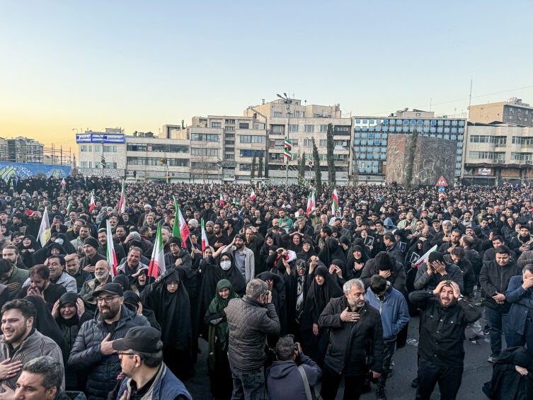 İran'da Hamaney'in Ölümünün Ardından Gösteriler Düzenlendi1