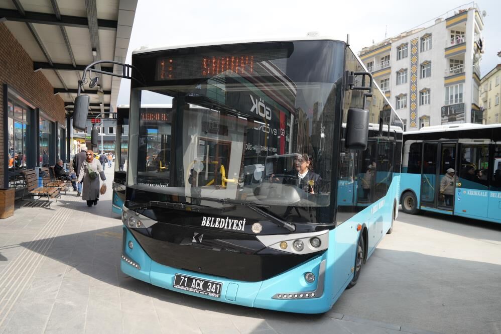 Kadın Otobüs Şoförü1