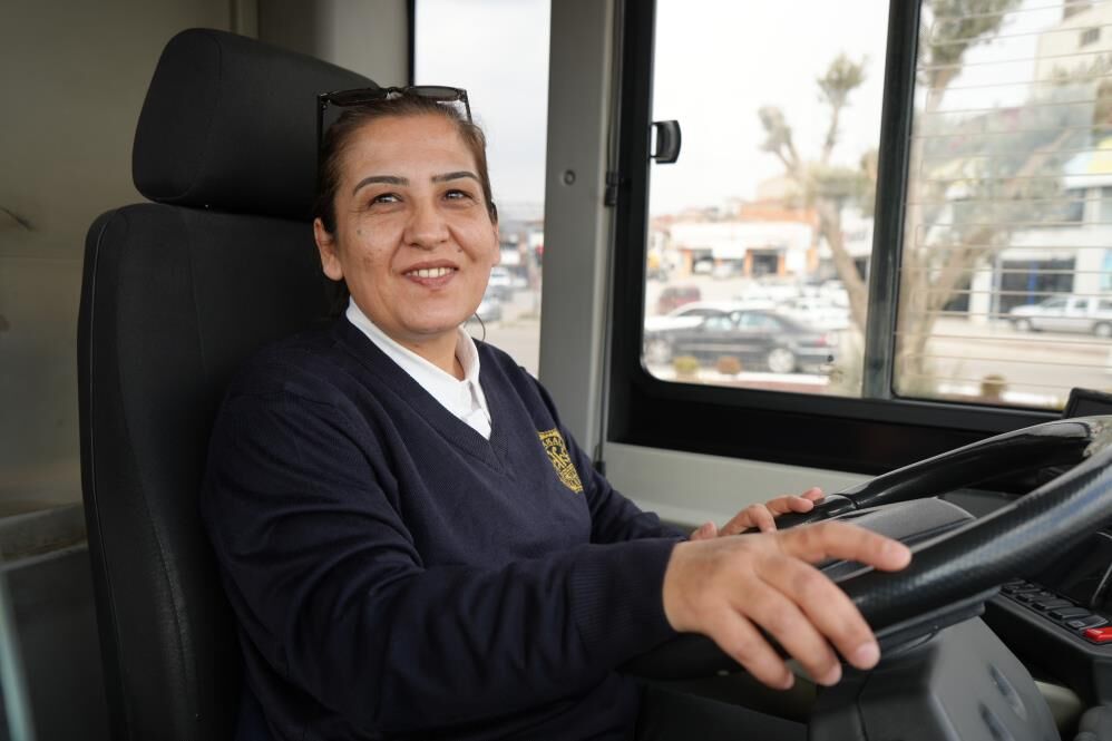 Kadın Otobüs Şoförü2