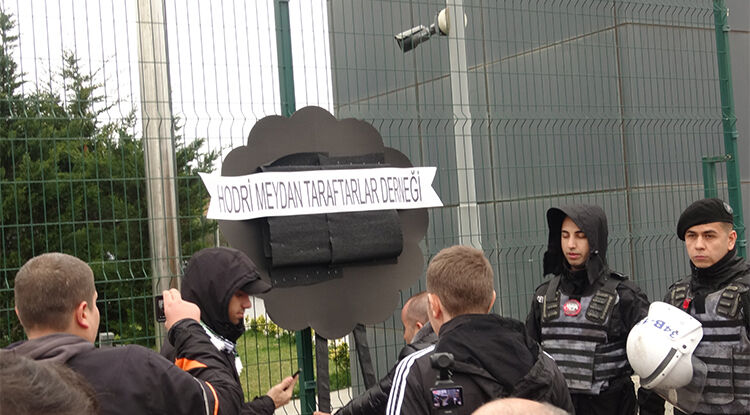 Kocaelispor Taraftarlarından Ilginç Tepki T F F Binası Önüne Siyah Çelenk Bıraktılar 1