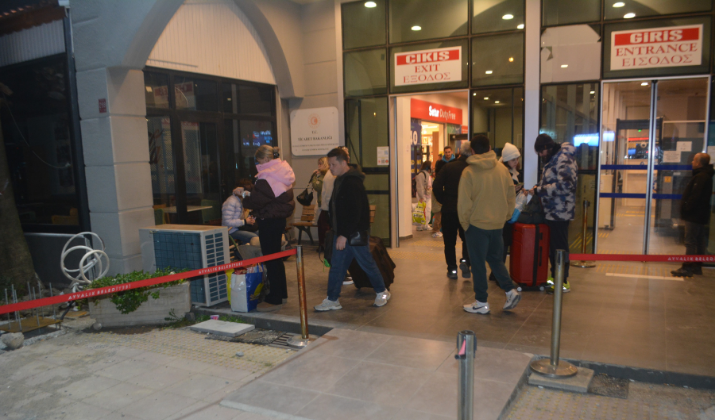 Midilli Adası’nda Mahsur Kalan Türk Turistler Yurda Döndü (1)