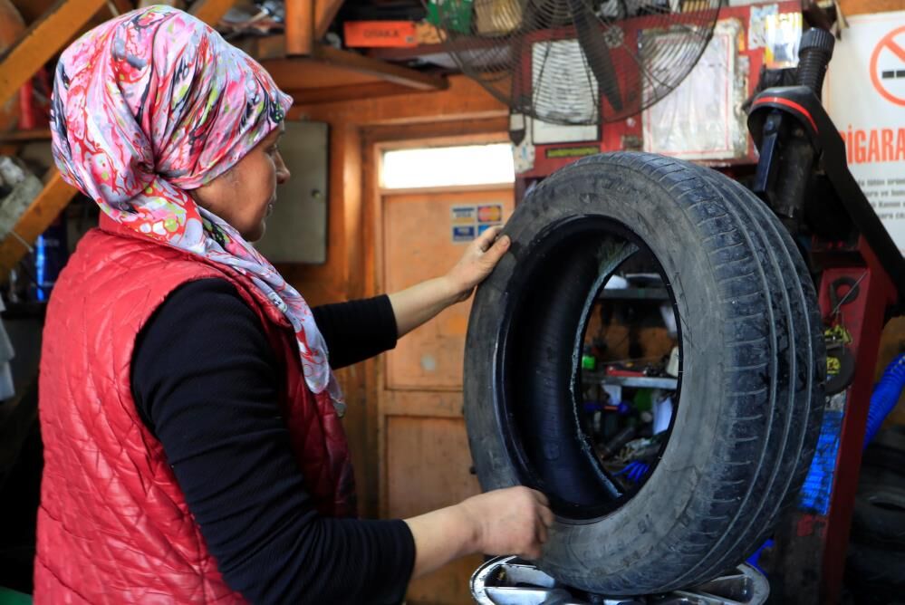Oto Lastik Tamirine Kadın Eli Değdi