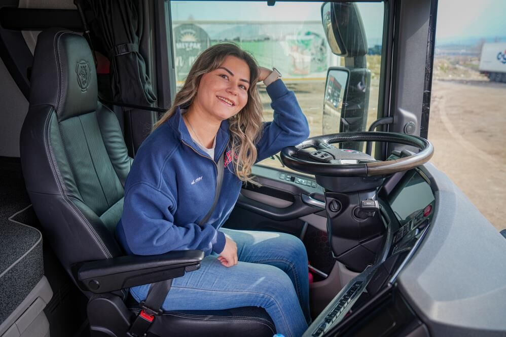 Sıradan Hayatından Sıkılan Genç Kadın Uzun Yol Tır Şoförü Oldu