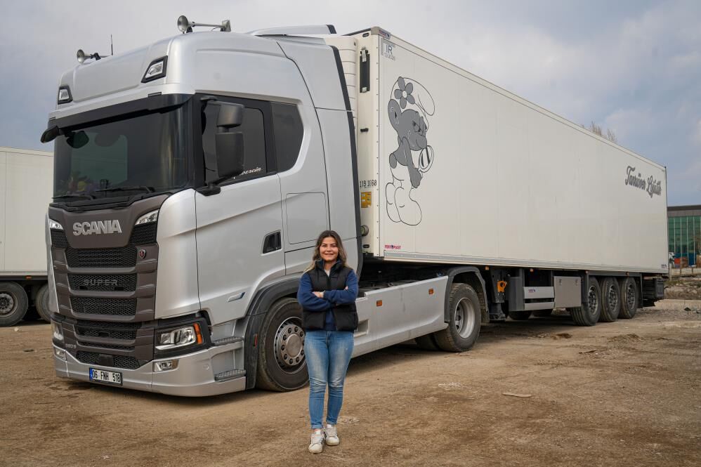 Sıradan Hayatından Sıkılan Genç Kadın Uzun Yol Tır Şoförü Oldu1