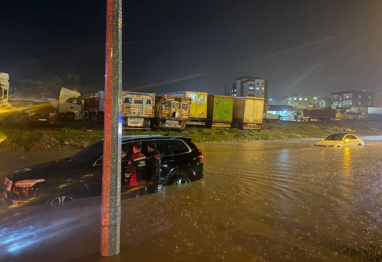 Şırnak'ta Selaraçlarda Mahsur Kalanlar Kurtarıldı1